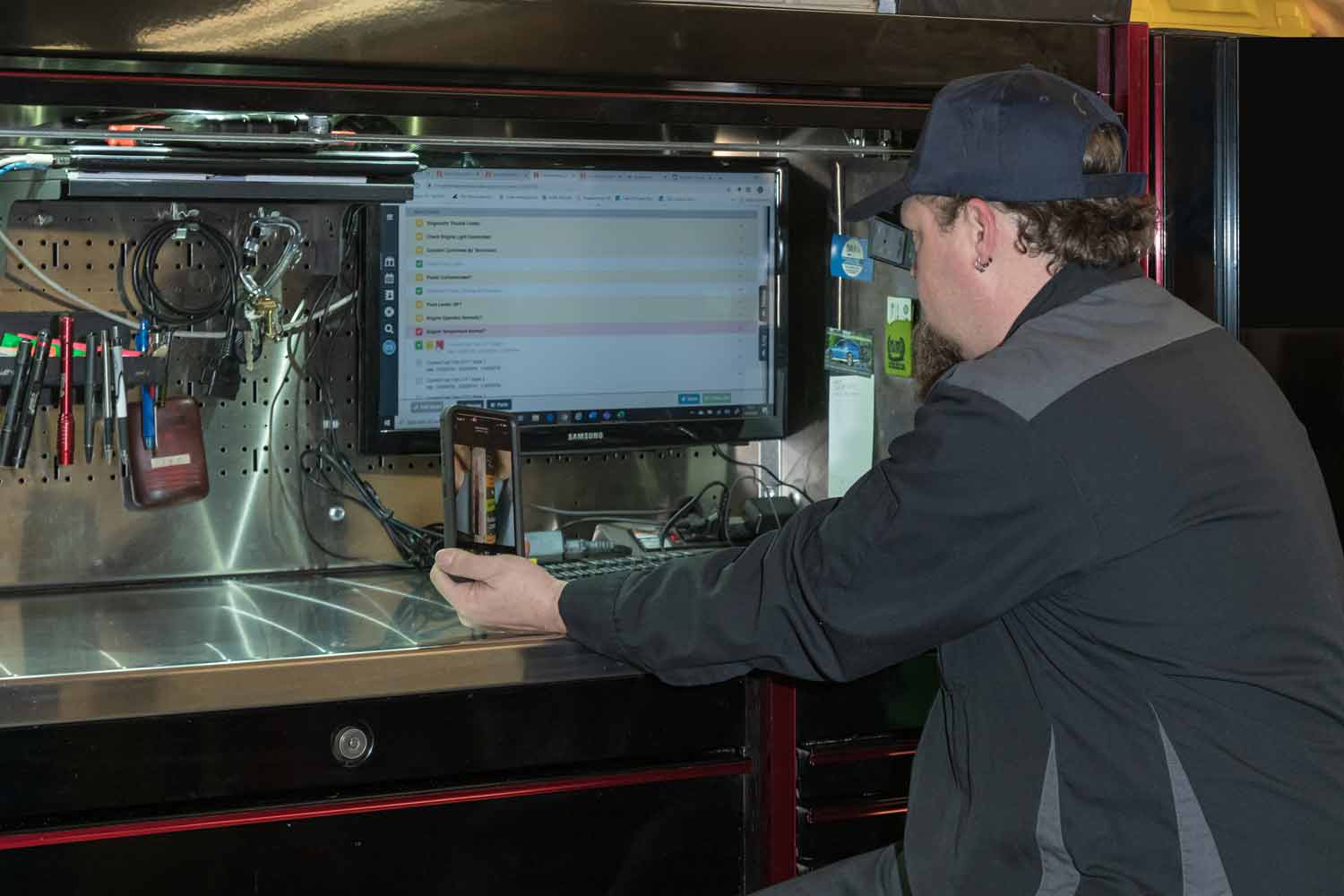 Technician sends digital vehicle inspection with images